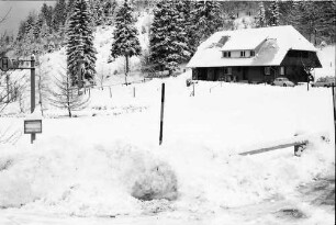 Schauinsland: Eingeschneite Bushaltestelle