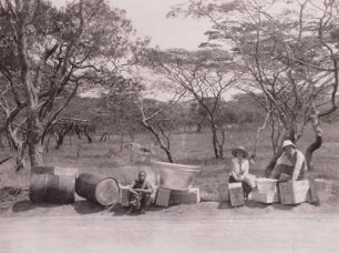 Iringa, Warten am Straßenrand : Tanganyika Territory (heute: Tansania), Iringa, Wartende am Straßenrand. Im Hintergrund Schirmakazien, 1936