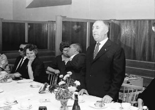 Freiburg: Präsident Bund der Kriegsblinden Dr. H. Ludwig, Bonn; am Tisch stehend