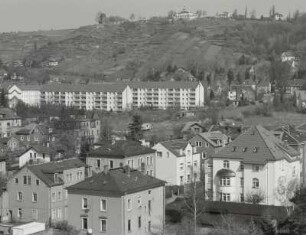 Radebeul. Oberlößnitz. Blick vom Turm der Lutherkirche nach Nordwesten mit viergeschoßigen Wohnhäusern an der Gutenberg- und Nizzastraße gegen Weinberge mit Bismarckturm und Gasthaus'Spitzhaus'