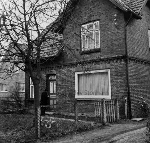 Banküberfall: Kreissparkasse Stormarn, Zweigstelle Hammoor: Dienststelle in Einfamilienhaus: Außenansicht: Mann vor Eingangstür: davor Garten, Zaun mit Gartentor, Weg, an Haus gelehntes Fahrrad: links Wohnhaus, 23. Januar 1967