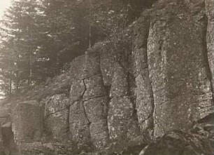 Erzgebirge. Pöhlberg. Basaltsäulen im Norden des Pöhlbergs bei Annaberg, sogenannte "Butterfässer"