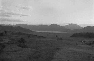 Lago Ascianghi bei Quoram : Blick über ein Tal mit See und Bergen im Hintergrund
