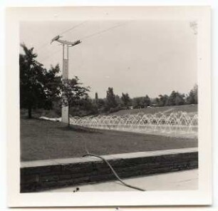 Deutsche Gartenschau 1950 auf dem Killesberg, Stuttgart: Wasserbecken mit Wasserspiel, Seilbahn