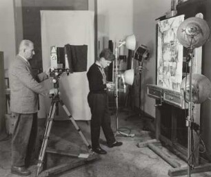 Deutsche Fotothek. Fotografenmeister Rudolph Kramer und Assistent während der Aufnahme eines Gemäldes, 1959. Dresden-Altstadt, Augustusstraße 2, Atelier Deutsche Fotothek