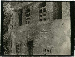 Front des columbariums im wadi sir [wadi as-sir]