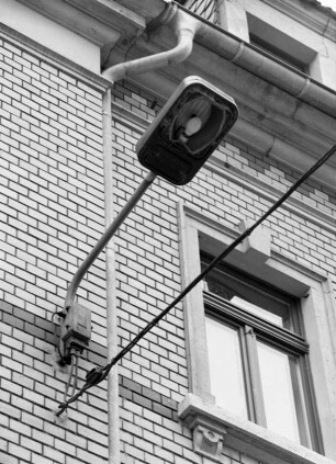 Elektrische Straßenleuchte mit an der Hauswand montiertem Ausleger und Stromversorgung über Luftkabel : Dresden-Neustadt, Eisenberger Straße 17. Elektrische Straßenleuchte mit an der Hauswand montiertem Ausleger und Stromversorgung über Luftkabel