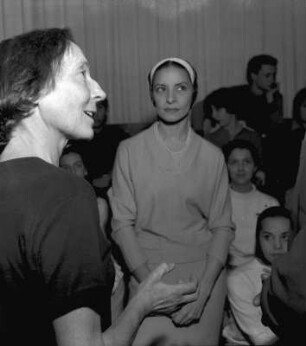 Gret Palucca, Alicia Alonso und Ballettschüler in der Palucca-Schule : Alicia Alonso, Primaballerina des Kubanischen Nationalballetts, zu Gast in der Palucca-Schule Dresden