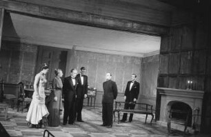 Szenenbilder aus dem Drama "Ein Inspektor kommt" von John Bonyton Priestley im Theater am Schiffbauerdamm Berlin : Szene mit Ernst Waldow als Arthur Birling (3. von links), Max Eckard (3. von rechts) und Alfred Schieske als Inspektor Goole (2. von rechts)