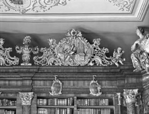 Bücherschränke mit Allegorien — Zyklus von Allegorien — Die Theologie