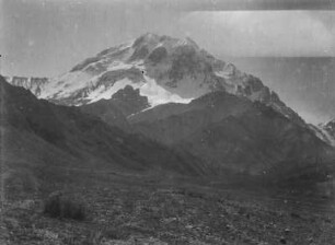 Gipfel : Ein schneebedeckter Gipfel im Tian Shan Hochgebirge