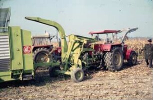 Fotografie: Erntetechnik, Feldhäcksler gezogen, Maisgebiss, Silomais, Umhängeverfahren