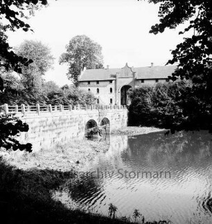 Torhaus: davor Schlossgraben mit Schlossbrücke