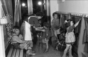 Freiburg: Kindergarten der evangelischen Paulusgemeinde; Kinder an der Garderobe