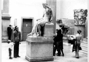 Besucher im Saal der hellenistischen Architektur im Pergamonmuseum