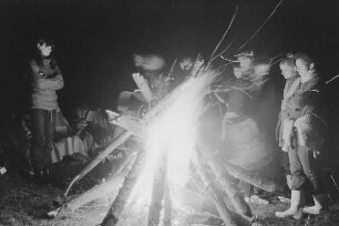 Höfgen. Akt-Pleinair 1979. Mehrere Personen am Lagerfeuer