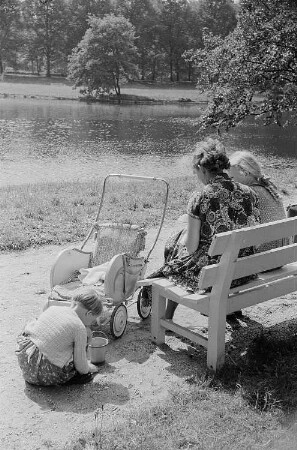 Eine Mutter mit zwei Töchtern im Park an der Weißen Elster