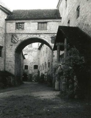 Vorm Innersten Burghof zu Burghausen aus der Zeit 1523 : Burghausen. Burg (ab 1253). Innenhöfe
