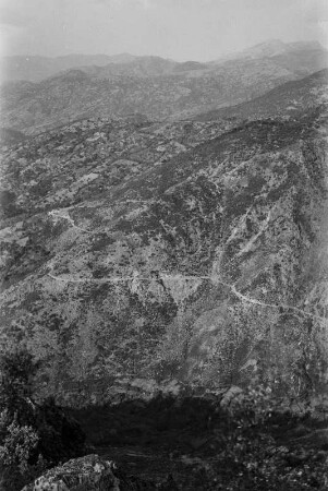 Gebirgsstraße : Blick auf eine durch die Berge führende Straße
