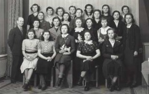 Ukrainische Zwangsarbeiterinnen aus der Achsen- und Federnfabrik Carl Wolf mit dem Betriebsdirektor