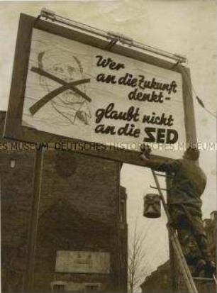 Anbringung eines SED-kritischen Plakates an der West-Berliner Sektorengrenze