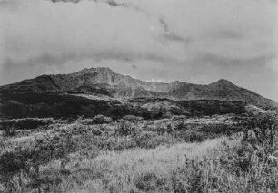 Landschaft mit Mount Meru : Blick über eine Ebene auf den Gipfel des Mount Meru und seinen Krater