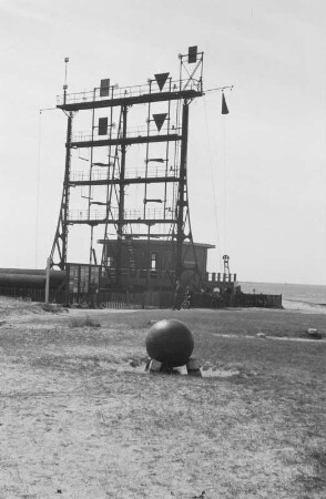 Semaphor : Dünenlandschaft mit einem Gebäude mit einem Zeichen-Konstruktion und einer Kugel