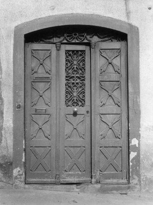 Kempten (Allgäu). Portal eines Wohnhauses