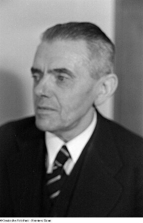 Porträtaufnahmen des Politikers Ottomar Geschke, 1945-1946 Stadtrat für Sozialwesen