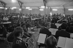 Standkonzert des Karlsruher Luftwaffenmusikkorps 2 für eine in einem Militärzelt bei Neureut untergebrachte Nachhut von Reforger-Truppen