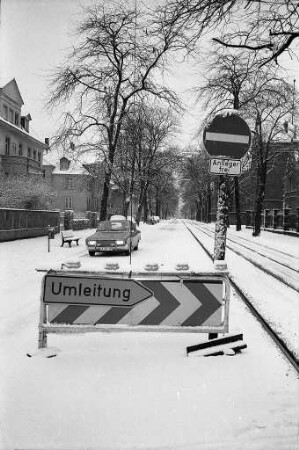 Sperrung der Moltkestraße zwischen Freydorfstraße und Burgunderplatz im Zusammenhang mit dem Bau der neuen Straßenbahn-Gleisstrecke in der Blücherstraße zwischen Kaiserallee und Moltkestraße
