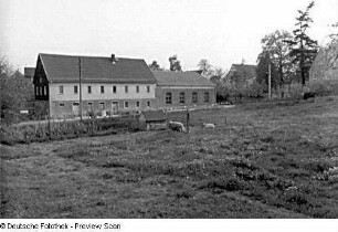 Klipphausen-Scharfenberg, Scharfenberger Straße (ehem. Naustadt 14 b). Ehem. Gasthof mit Saalanbau (heute Gemeindehaus, Turnhalle; bez. 1847)
