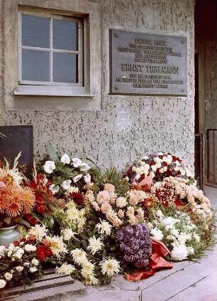 Weimar-Buchenwald. Nationale Mahn- und Gedenkstätte Buchenwald, Innenhof des Krematoriums, Gedenktafel für den im KZ Buchenwald ermordeten Ernst Thälmann