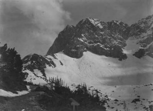 Berglandschaft : Blick vom Weg über eine verschneite Berglandschaft.