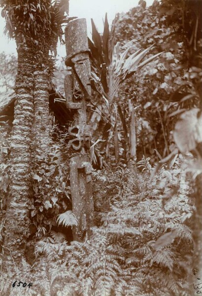 "Male statue and dance altar. Venua-Lava"