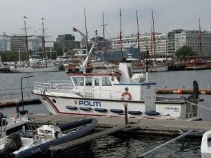Oslo - Polizeiboot : Polizeiboot im Stadthafen. Aufgenommen in Oslo im September 2004