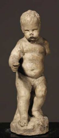 Auf einem Felsen sitzender ungeflügelter Putto