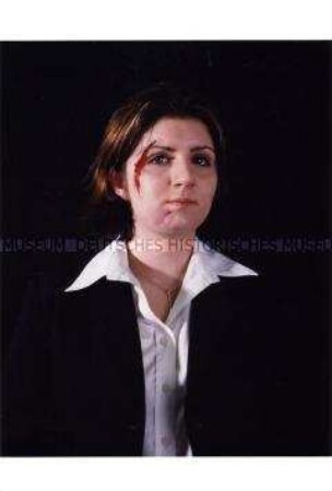 Junge Frau mit geschminkter Gesichtsverletzung (Zusätzlich eingereichtes Foto zum Sonderthema: Ein Bild von mir - Selbstporträts und Selbstdarstellungen)