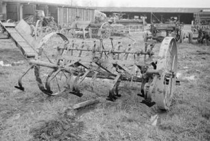 Landwirtschaftliches Gerät in der Maschinen-Traktoren-Station (MTS) in Panschwitz-Kuckau : Stacija za wupožčowanje ratarskich mašinow (MTS) w Pančicach-Kukowje