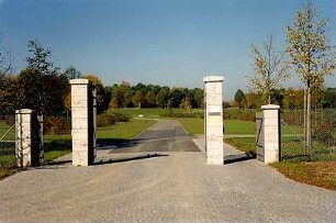 Hansjakob, Gottfried; München; Neuer Südfriedhof (Friedhof München) - Eingangstor, mit Blick auf Friedhofsgelände