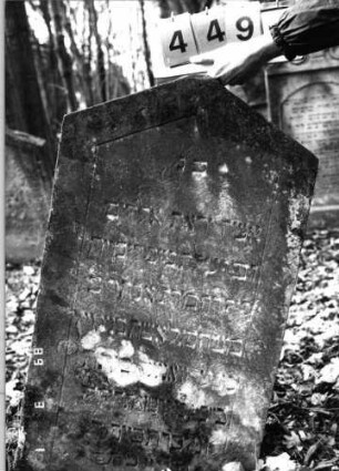 Grabstein 449 (Index: 99752816) Material: Sandstein Zustand: leicht verwittert Maße HxBxT: 103x60x14 cm Beschreibung: Stele, giebelartiger Abschluß, Schriftfeld eingetieft: Grabstein 449