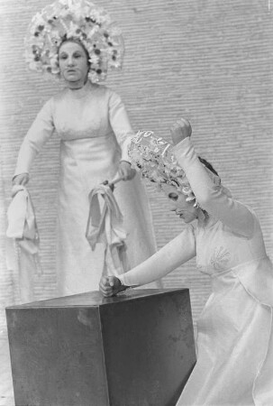 Szenenbilder aus "Sieben gegen Theben", Komödie von Aischylos in der Regie von Manfred Karge. Berliner Ensemble, 24./28.05.1969