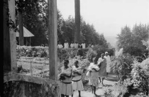 Mütter mit Kleinkindern : Frauen mit Kleinkindern in den Armen, die ein Gebäude betreten