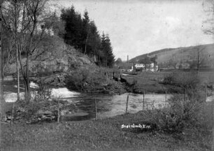 Preßnitzwehr an der "Zschorlo" : li. Steinbruch an der "Zschorlo", im Hintergrund die Pursche-Fabrik, re. der Bahndamm