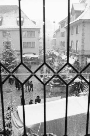 Staufen: Weihnachtsmarkt; Marktplatz vom Rathaus aus gesehen; durch Fenstergitter