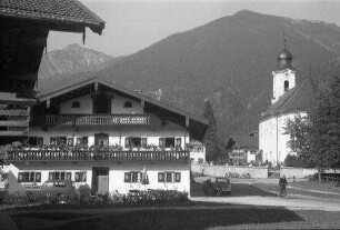 Schleching: Bauernhaus und Kirche