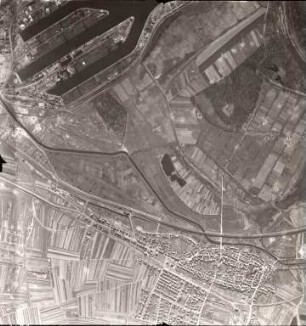 Amerikanische Luftbildaufnahmen von Kriegszerstörungen. Ausrichtung nach Südosten. Knielingen / Rheinhafen (Randgebiet)