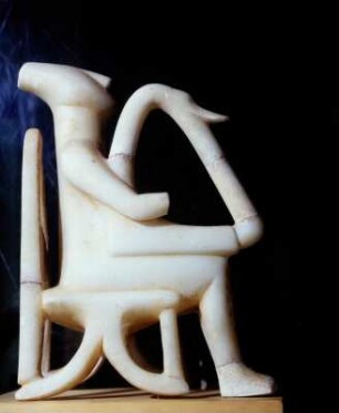 Athen. Archäologisches Nationalmuseum. Harfenspieler : Athen. Archäologisches Nationalmuseum. Harfenspieler, sitzend. Kykladenidol. Parischer Marmor. 1884 auf Keros in einem Grab gefunden