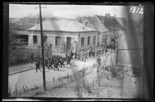 Sissonne (Dep. Aisne, Frankreich): marschierende Regimentsmusik auf einer Ortsstraße ("Infanterie aus der Stellung in Sissonne")