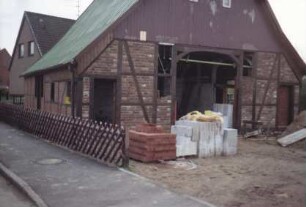 Benstaben: traufständiges Fachwerkhaus: Straßenfront: Giebelseite Wirtschaftstrakt, Giebel mit Verbretterung: bei Restaurierung